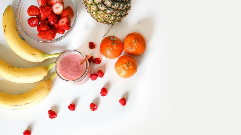 Image showing fruit and a cup of juice on a table, used in an ecommerce quiz, which helps you find the right products for your needs.